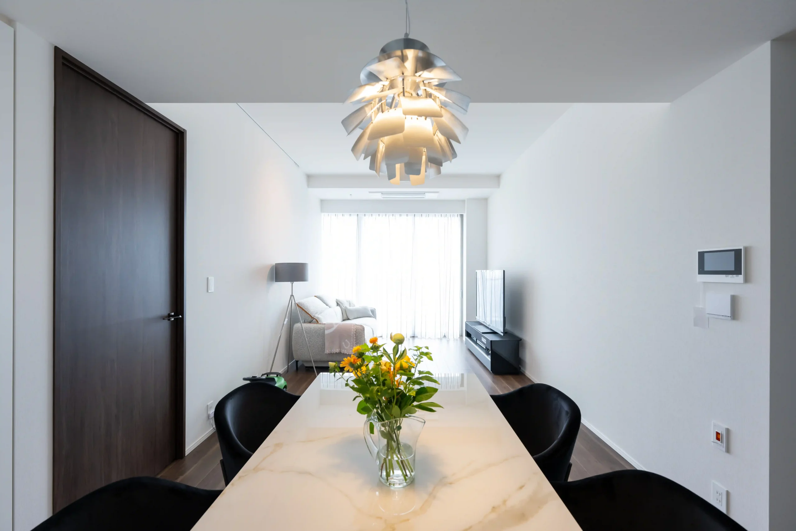 S邸｜都市の光が映える、ホテルライクなLDコーディネート