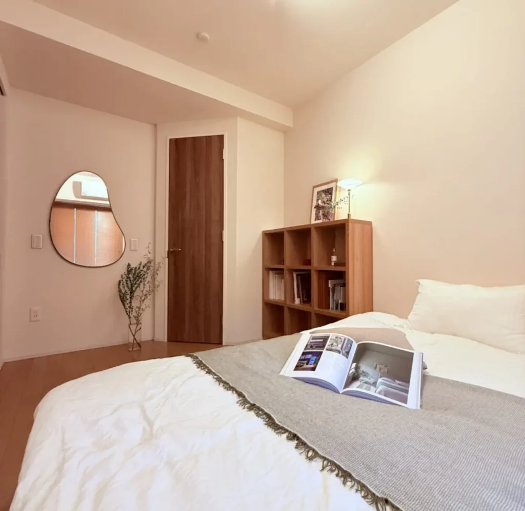 ベージュのニュアンスと柔らかな照明が調和し、落ち着きのある上質な空気に包まれる寝室