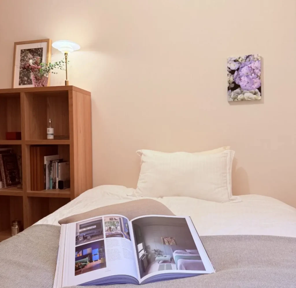 照明の高さ・植物・アートを“目線の流れ”で配置し、奥行きを演出