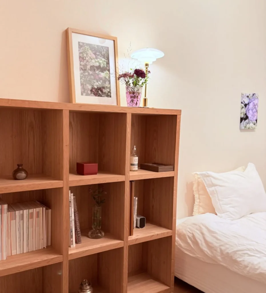 美しい木目の家具とアート