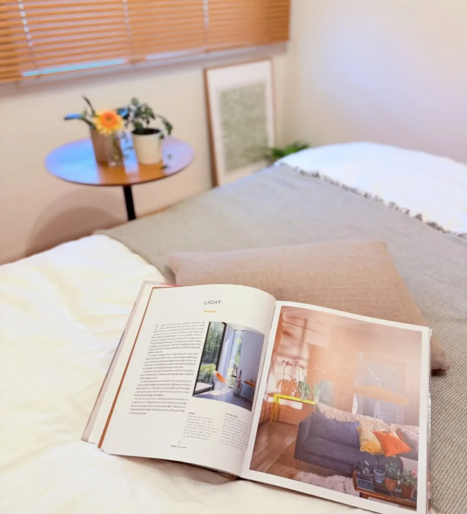 ベッドから見える位置に植物とアートを配置