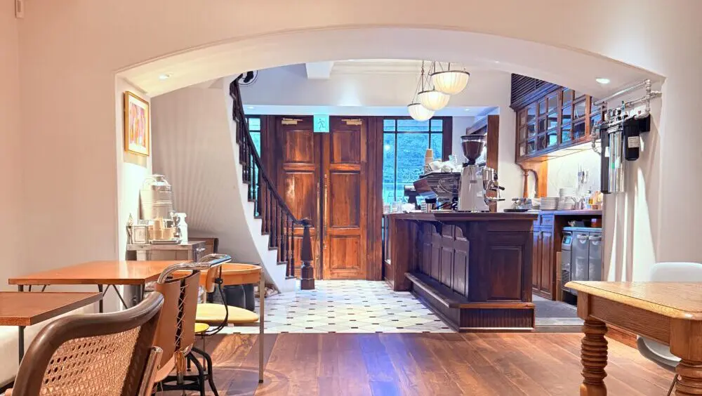 神保町「DILL Coffee Parlor」｜200年前の扉を開ける、静寂と美意識が共存するサードプレイス