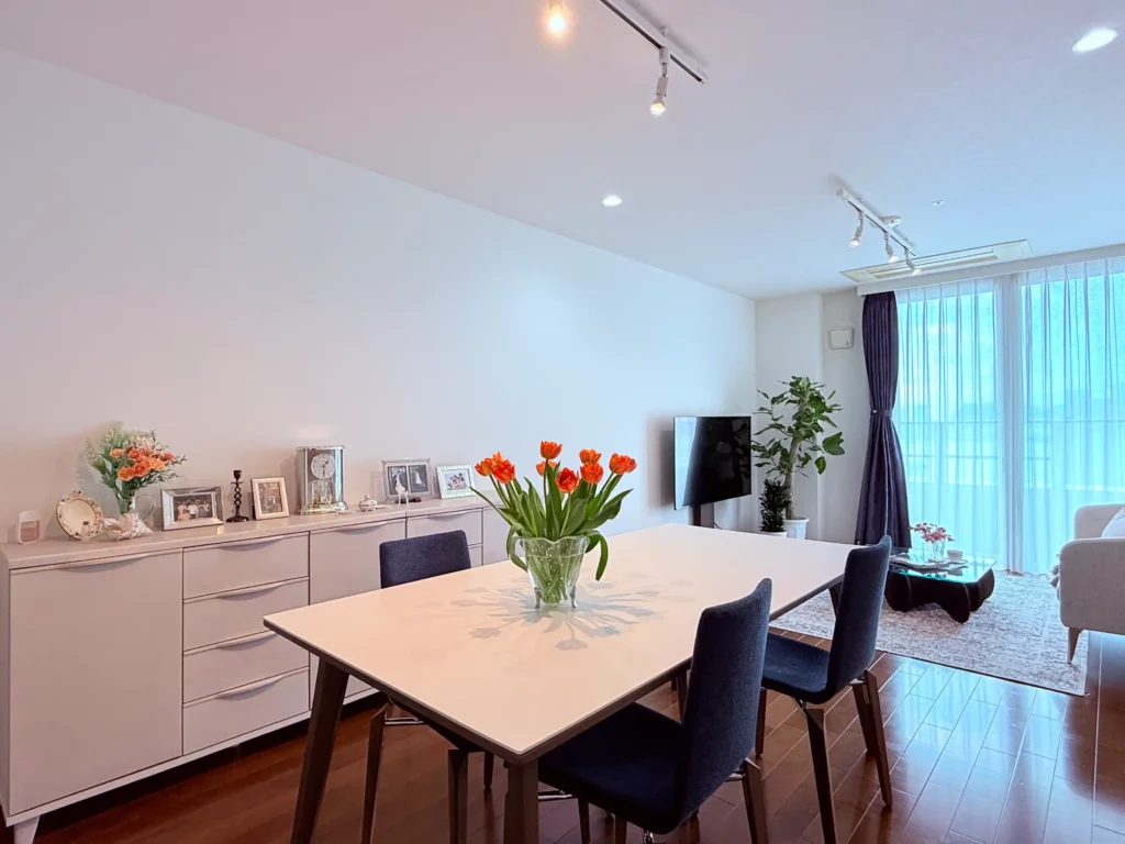 ブルーとホワイトが調和する明るく洗練されたリビングダイニング