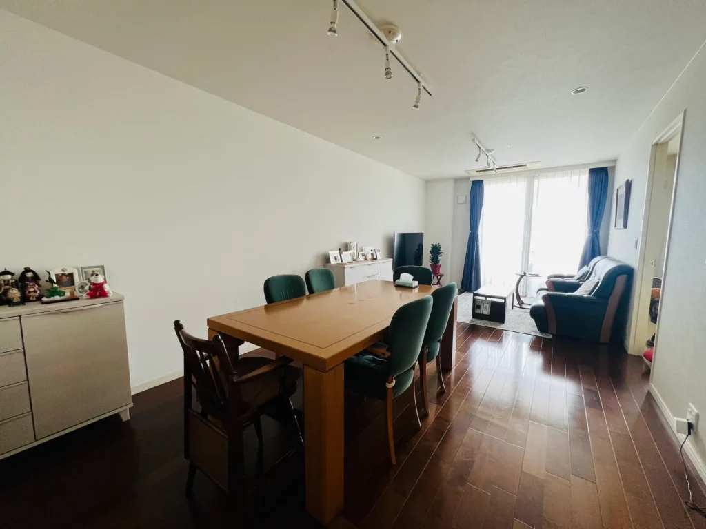 コーディネート前のダイニングルームからの全景