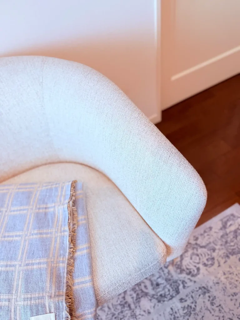 映画『ティファニーで朝食を』を思わせるバスタブのようなカーブが美しいソファ