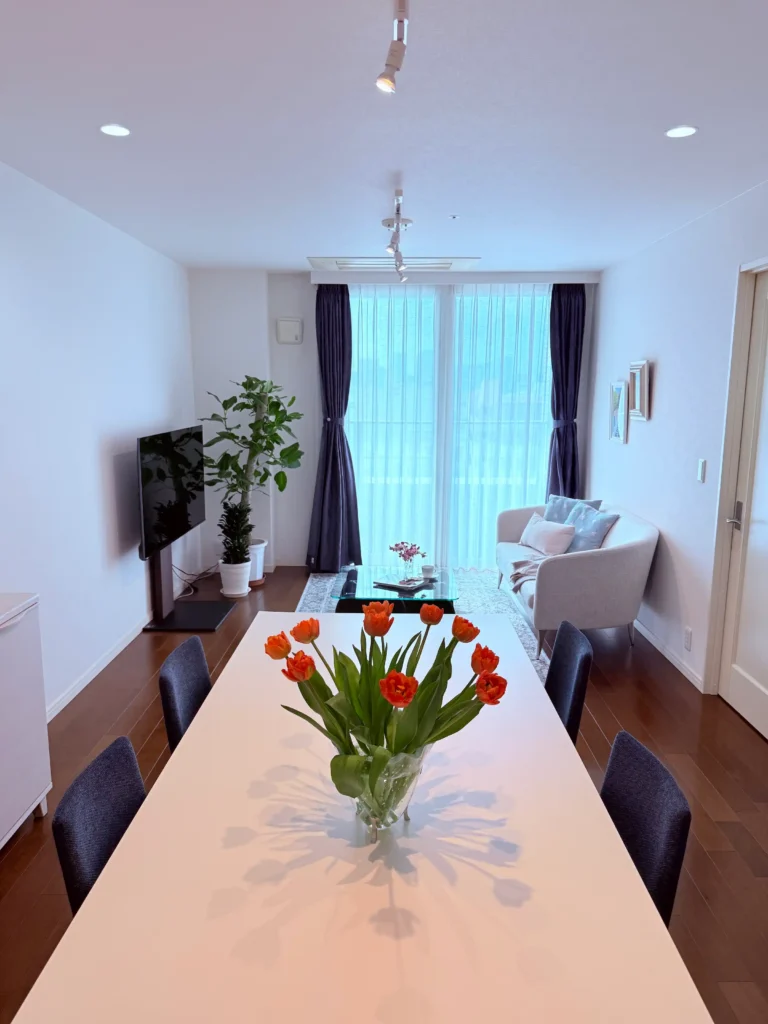 ブルーとホワイトが調和する明るく洗練されたリビングダイニング