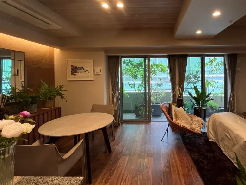 コーディネート前の落ち着いたグレーベースのワンルーム