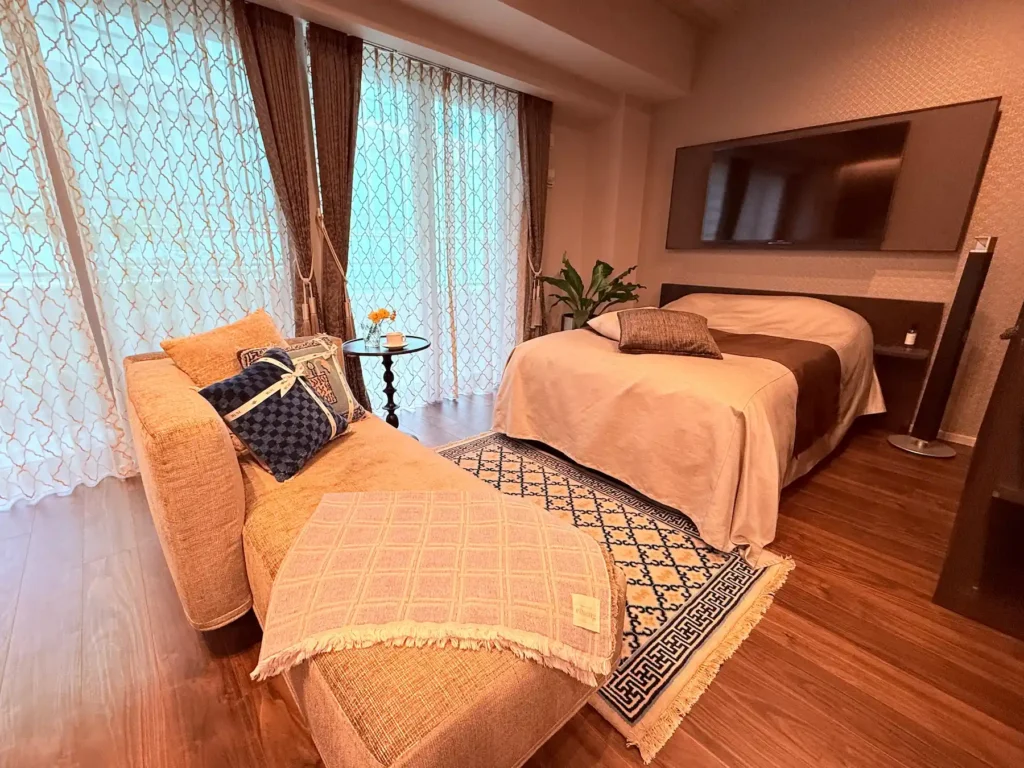 横になったとき見える高さに配置されたテレビとベッドスペース