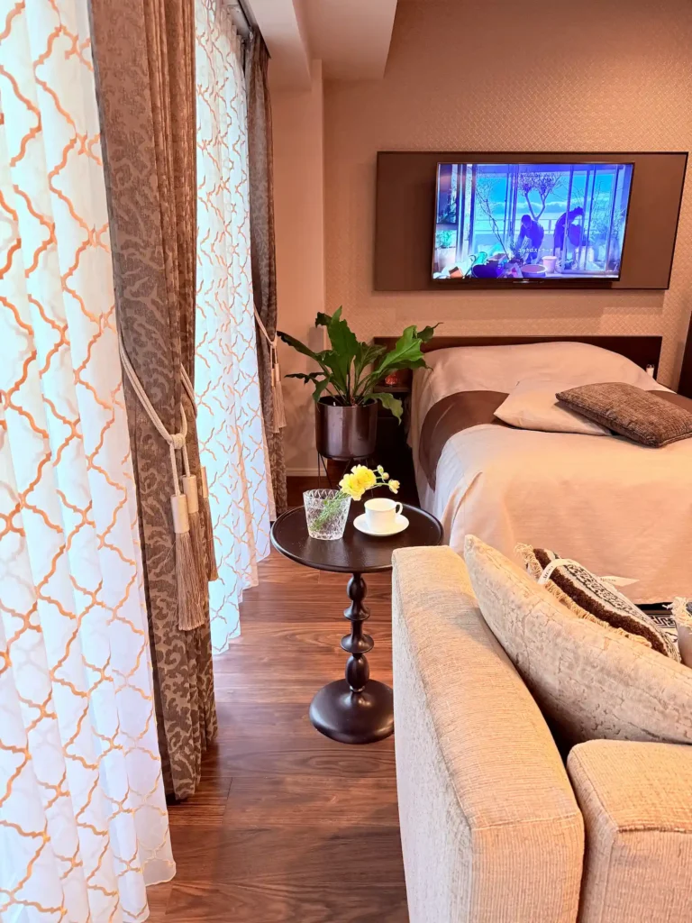 柔らかく上品なベージュ基調のベッドスペース