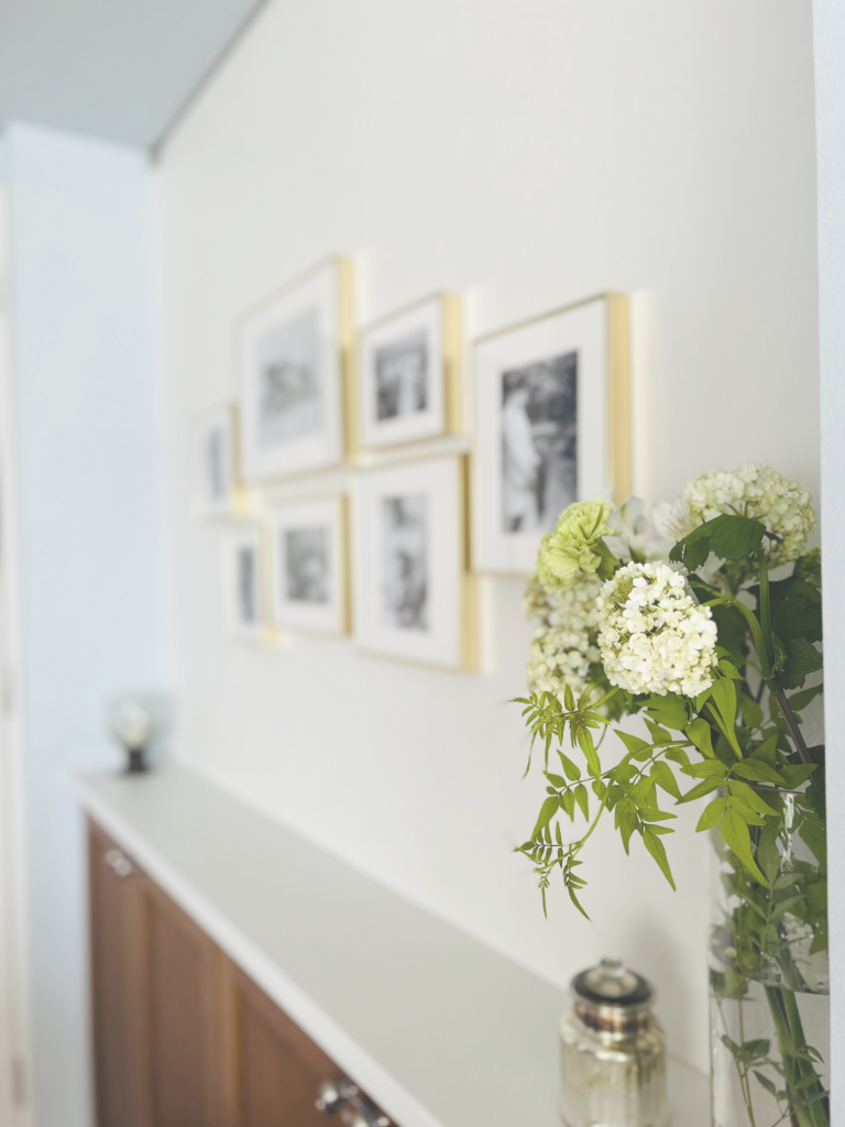 アートとフラワーが調和するインテリアコーディネート