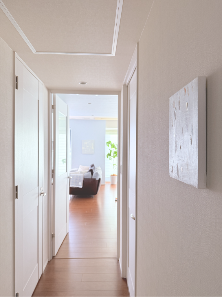 優しい光で包まれるリビングダイニングルームのコーディネート例