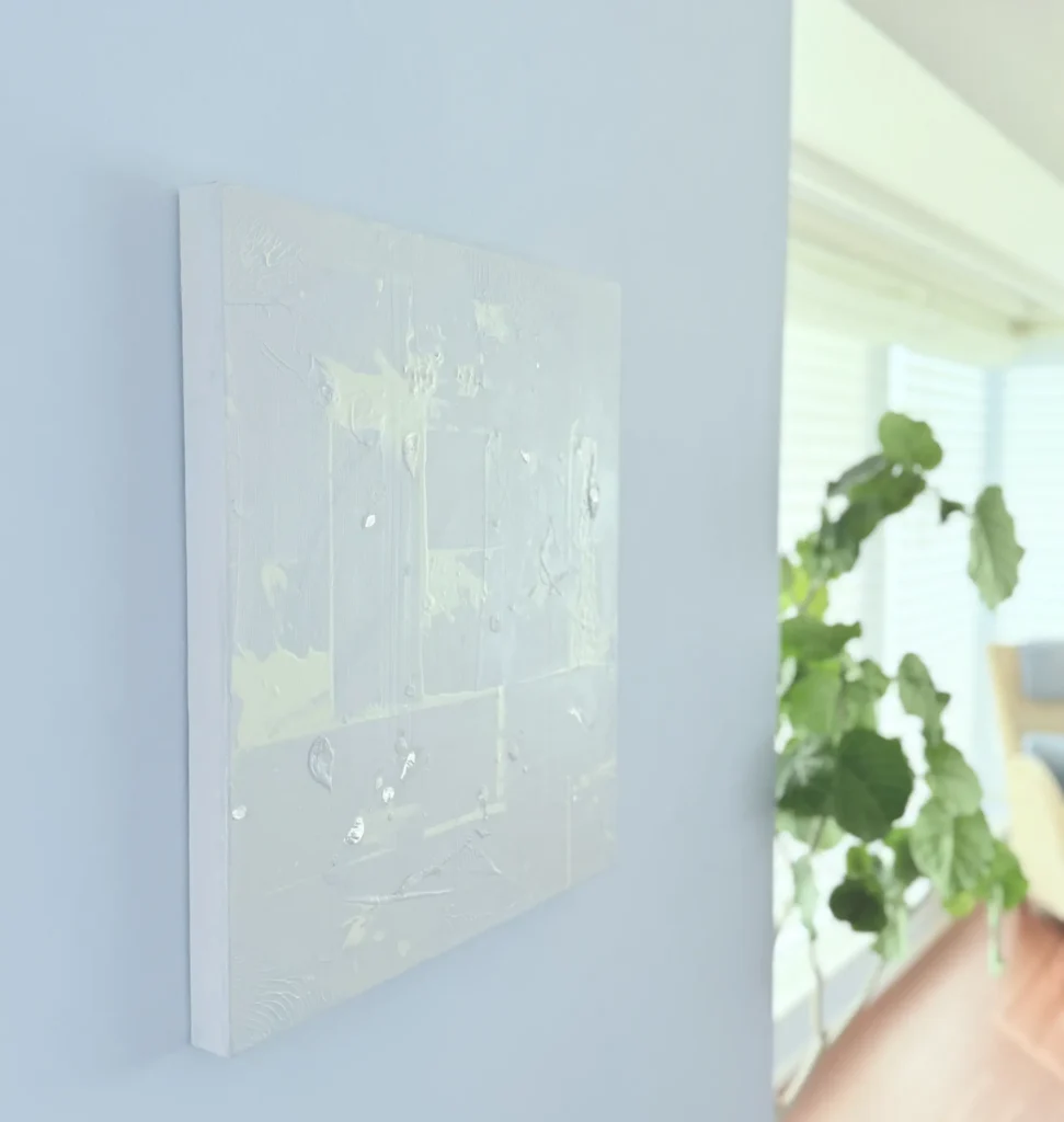 壁に掛けられたアート