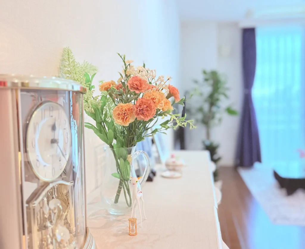 インテリアコーディネート例（花と時計）