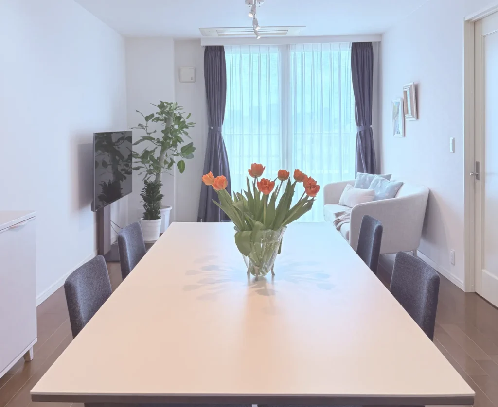 明るくエレガントなリビングダイニングルームのコーディネート例