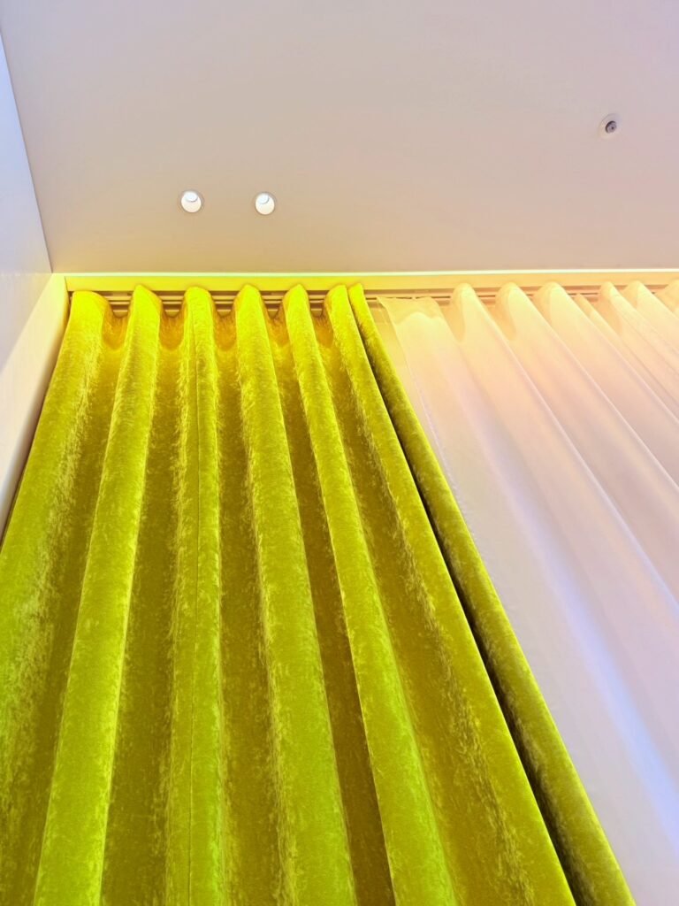 ホテルライクなカーテンインテリア