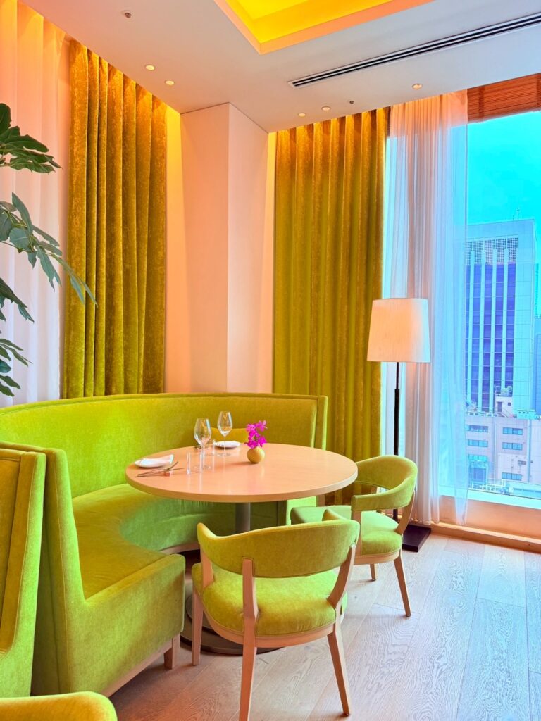 ホテルライクなカーテンインテリア