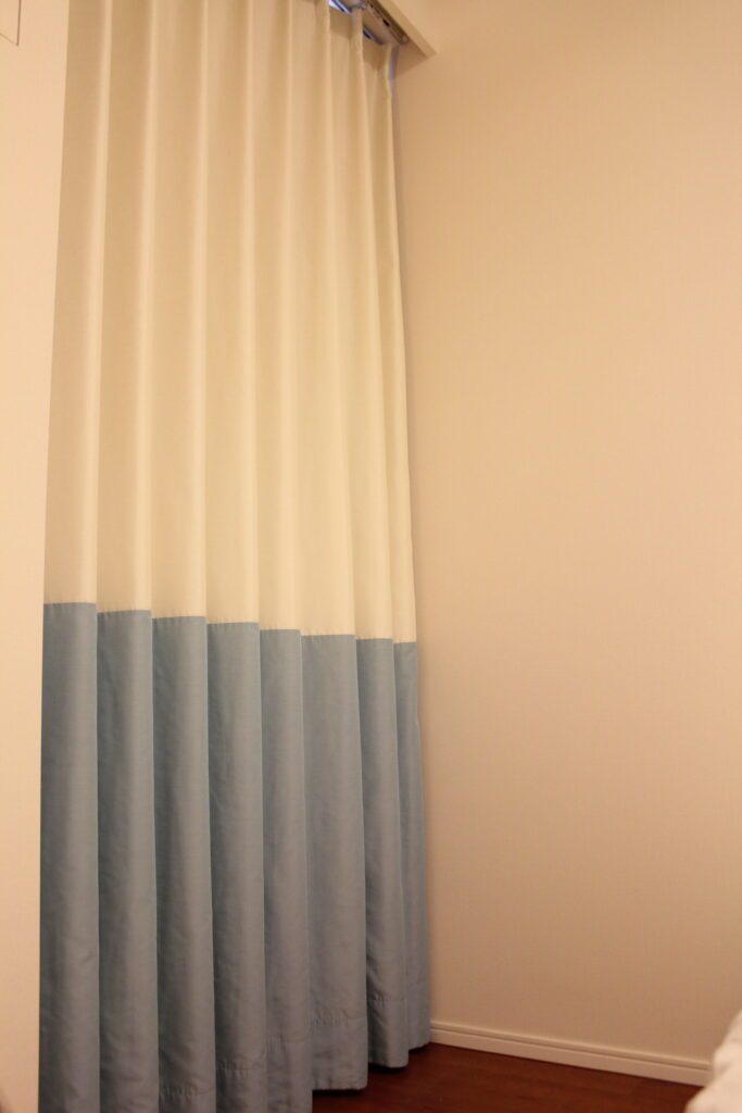 ツートンカラーのカーテンデザイン